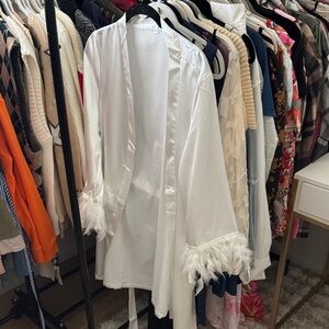 Elegant White Feather Trim Robe